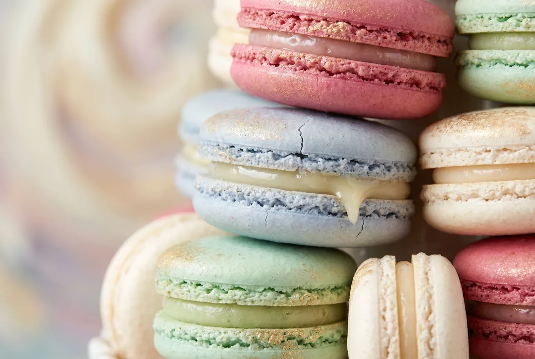 Pastell-Macarons in Türmchen, Nahaufnahme
